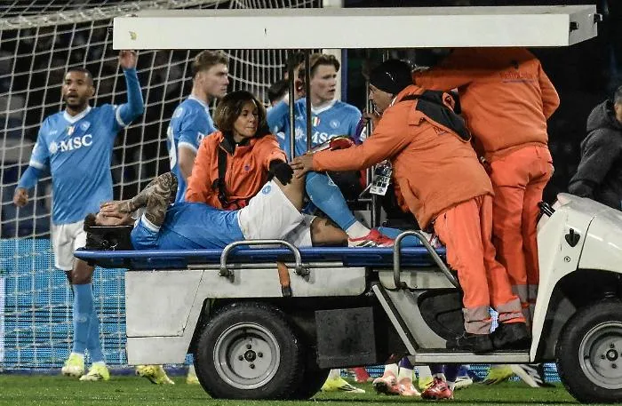 Il Napoli vince il match ma perde i pezzi: 2 a 1 alla Viola, ma Di Lorenzo rischia un lungo stop