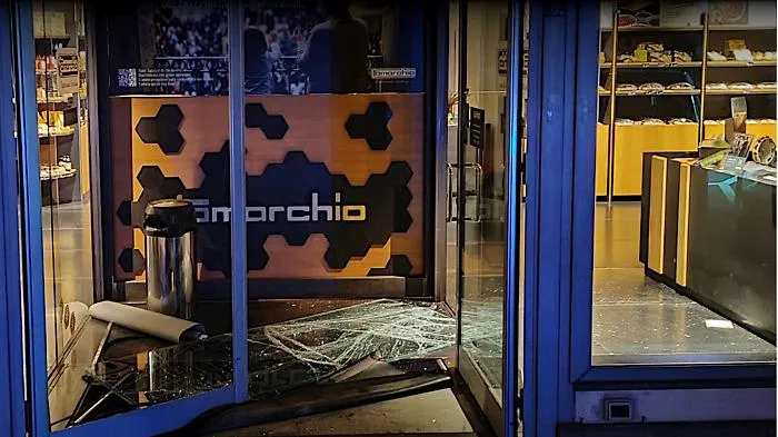 Misterbianco, &ldquo;spaccata&rdquo; all&rsquo;alba alla Tomarchio: tortine e dolci razziati in pochi minuti