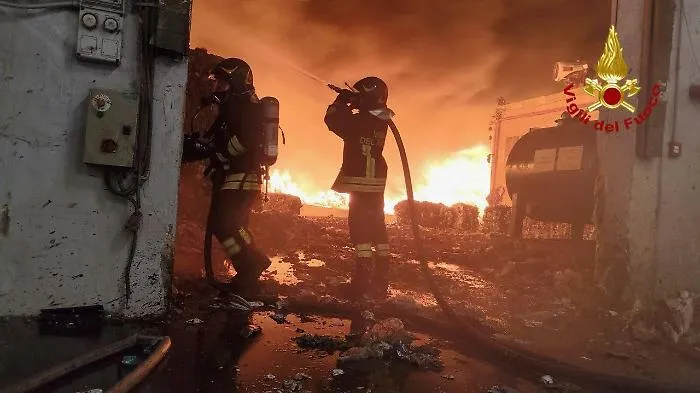 Vigile del fuoco muore a San Cataldo mentre spegne un incendio: colto da un malore 
