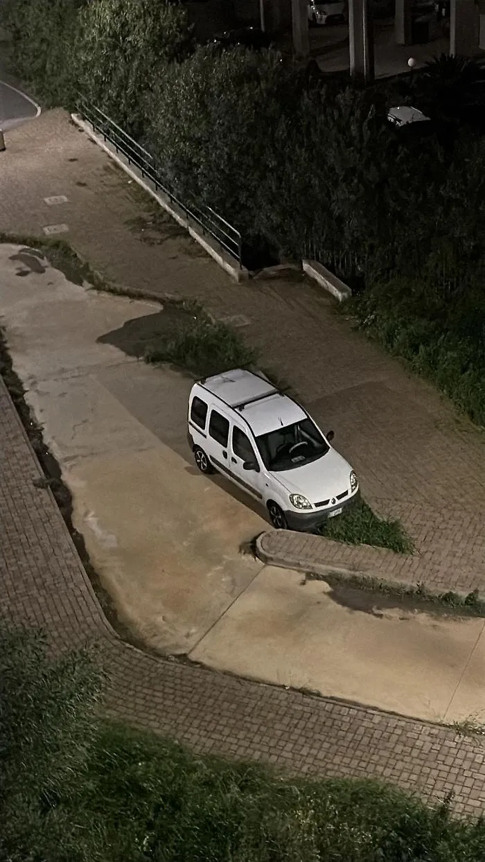 Librino pista ciclabile utilizzata per parcheggiare