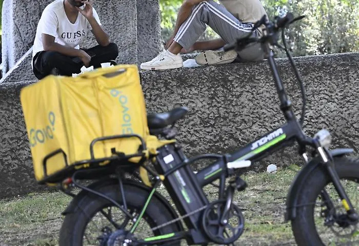 &ldquo;Paghe da 2,50 euro a consegna&rdquo;: perch&eacute; Foodinho-Glovo finisce sotto controllo giudiziario per caporalato
