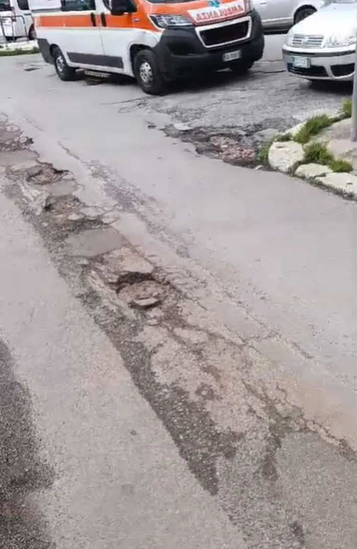 Strada dissestata tra le Vie Beato Angelico e Via Pozzo a Uditore a Palermo