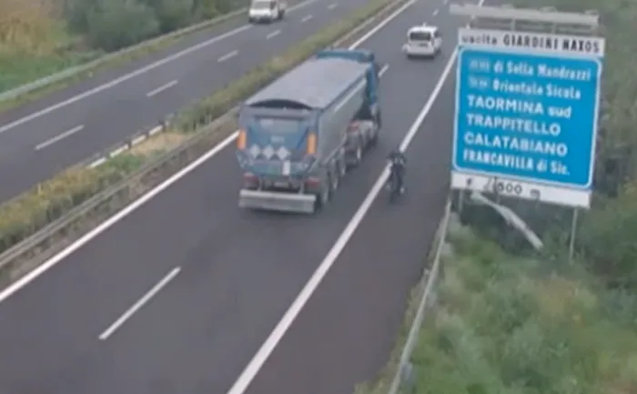 Contromano in A18 con una bicicletta elettrica: giovane fermato dalla Polizia Stradale