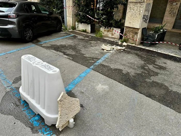 Piazzale Ungheria, una lastra di marmo si stacca dalla facciata a causa del forte vento: danneggiate due auto, transennata l'area