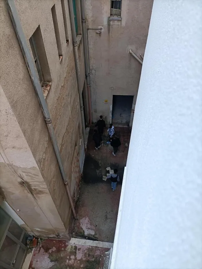 "Incursioni" nel vecchio ospedale: le foto che documentano il pericolo in via Figuli