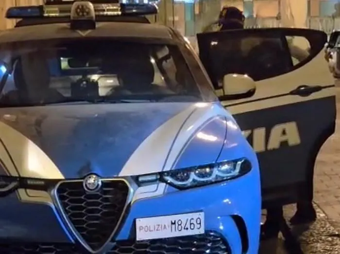 Evade dagli arresti domiciliari e minaccia il vicino con una mannaia: arrestato 41enne 
