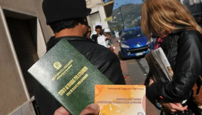 Ottengono i permessi di soggiorno grazie a falsi contratti di lavoro, 22 indagati