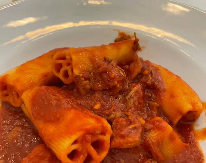 Il Carnevale a tavola: i  &ldquo;maccheroni ai cinque buchi&rdquo;, il sugo di carne e le dolci "chiacchere" 