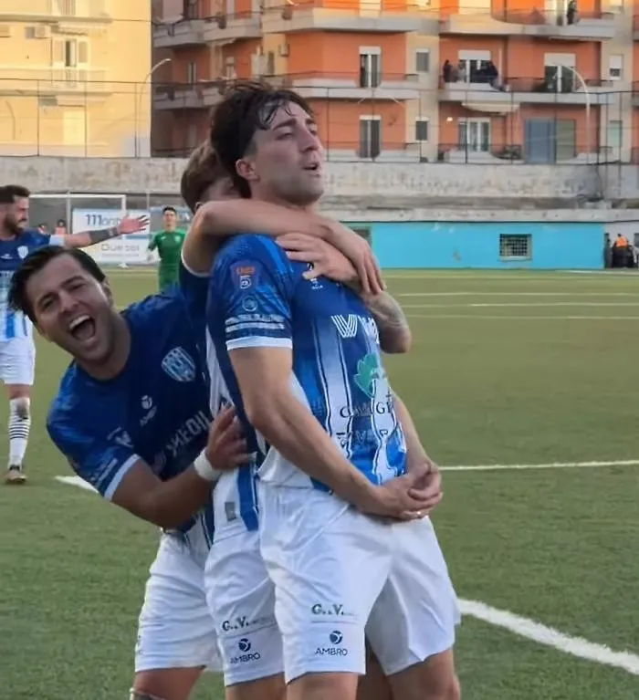La festa dei giocatori del Gela dopo il terzo gol