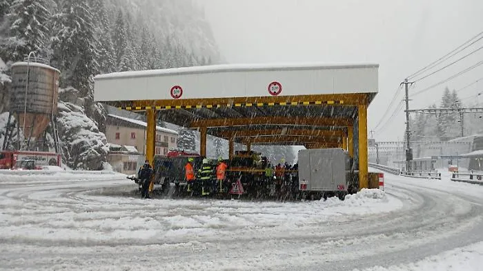 Treno deraglia in Svizzera per una valanga: ci sono feriti, soccorsi sul posto
