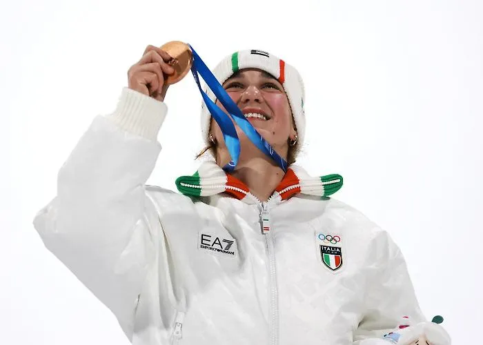 Olimpiadi, l'impresa di Flora Tabanelli: bronzo nel Big Air con un ginocchio lesionato