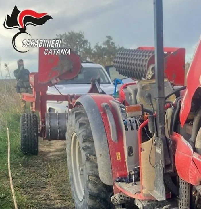 Rubano e nascondono un trattore in un canneto ma i carabinieri li scoprono: due arresti e un complice in fuga