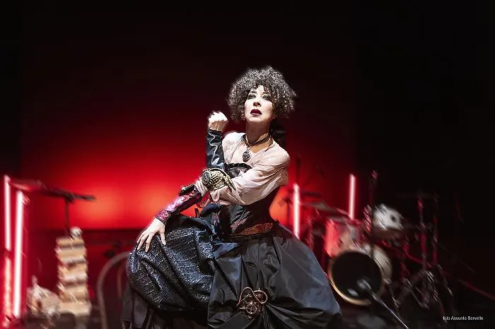 Ironia e musica contro il pensiero reazionario: Veronica Pivetti al Teatro Regina Margherita per i 150 anni