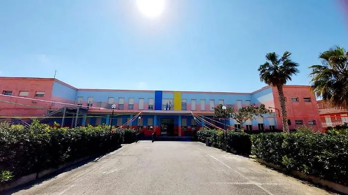Scuola sotto attacco: docente colpita dal genitore di un alunno