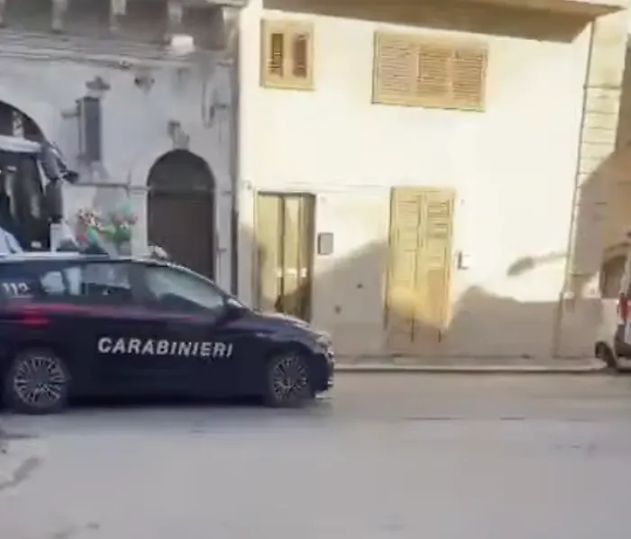 Scicli, aggredisce gli addetti di un supermercato: fermato un uomo in evidente stato di alterazione psicofisica