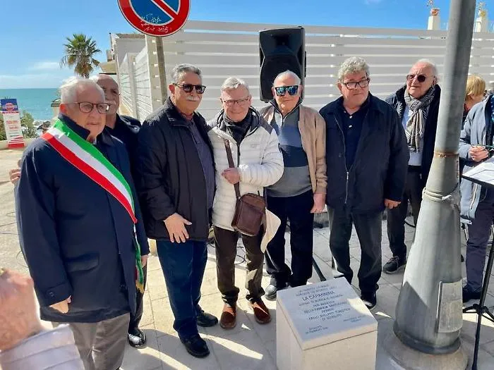 Scoglitti ritrova la sua storia: un cippo per ricordare La Capannina, il lido che ha segnato generazioni