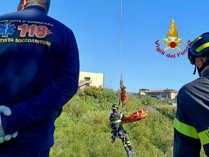 Anziano cade in un fossato vicino ad una scuola: gli studenti allertano i soccorsi
