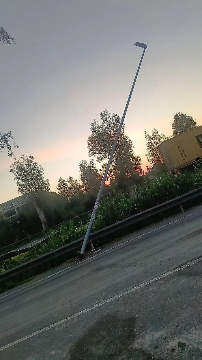 Palo della luce in condizioni precarie