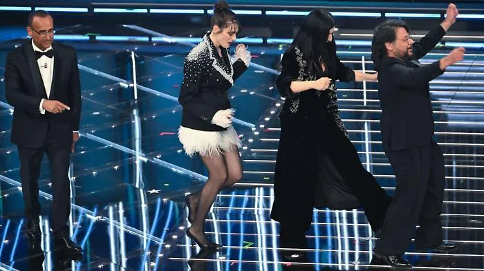 Sanremo, seconda serata: piume, velluti e la sentenza spietata di nonna C**