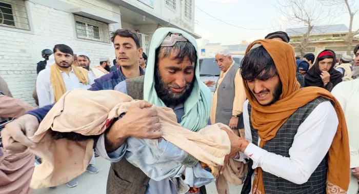 &ldquo;Guerra aperta&rdquo; tra Pakistan e Afghanistan: i raid su Kabul e il ritorno della linea del fuoco