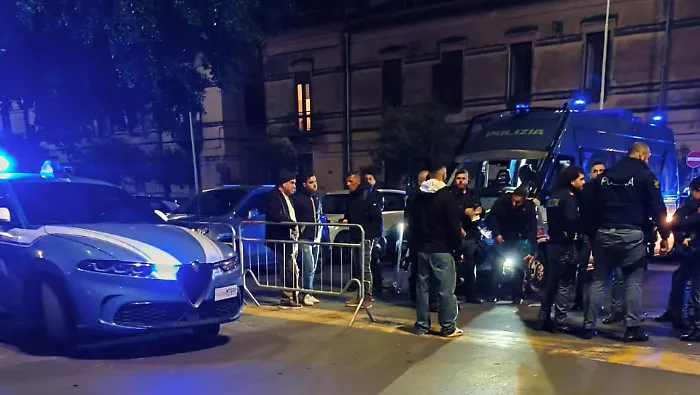 Catania, violenta rivolta nel carcere di piazza Lanza: detenuti sul tetto, danni alla struttura
