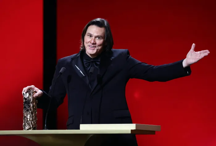 Giallo Jim Carrey ai C&eacute;sar di Parigi: era lui o un clamoroso sosia?