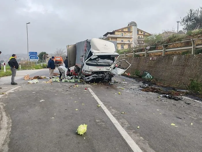 Scontro fatale sulla Statale 410: un morto e sei feriti nell'impatto tra auto e camion di frutta