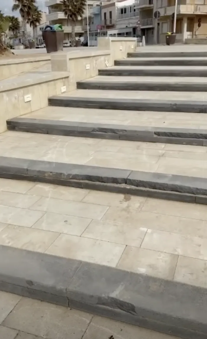 Scoglitti, Scuderi denuncia: "Amministrazione approssimativa, fanno rimuovere la sabbia e causano danni al lungomare"