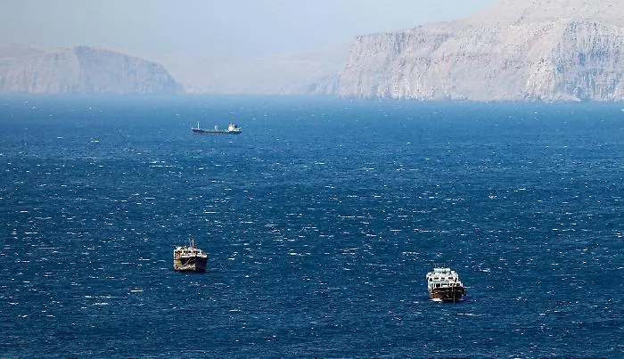 I pasdaran rivendicano il controllo totale dello stretto di Hormuz : oltre 40 missili contro obiettivi Usa e israeliani