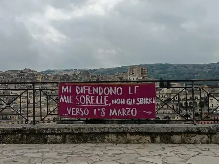 Giornata della donna, a Modica lo striscione che fa discutere