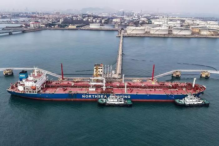 Liberati 400 milioni di barili per calmare i mercati, ma lo stretto di Hormuz resta un'incognita
