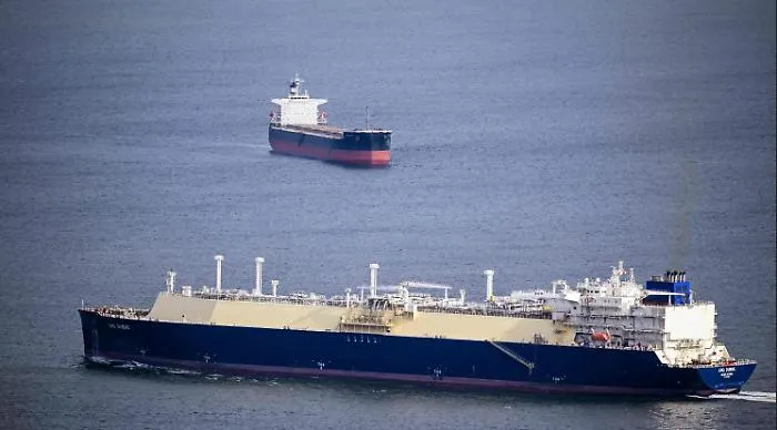 Nave cargo in fiamme nello Stretto di Hormuz, gli Usa non riescono a scortare i convogli: traffico azzerato e assicurazioni alle stelle