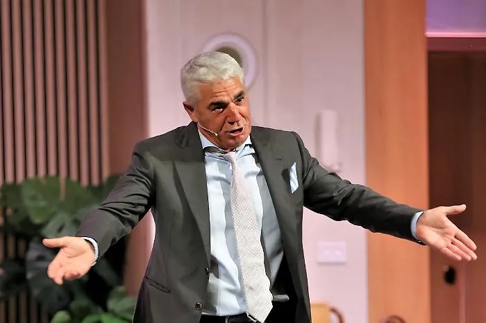 Biagio Izzo in "L'arte della truffa": risate, equivoci e truffe "a fin di bene" in Sicilia