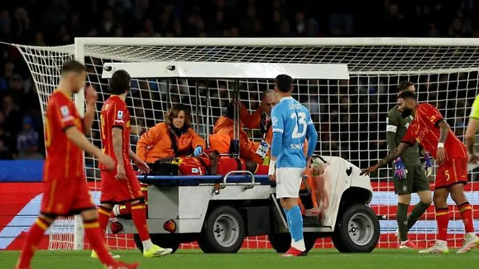 Il Napoli vince in rimonta sul Lecce, paura per Banda che si accascia col un dolore al petto