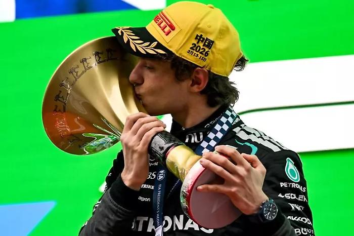 Andrea Kimi Antonelli fa la storia: a 19 anni e mezzo vince il Gp della Cina