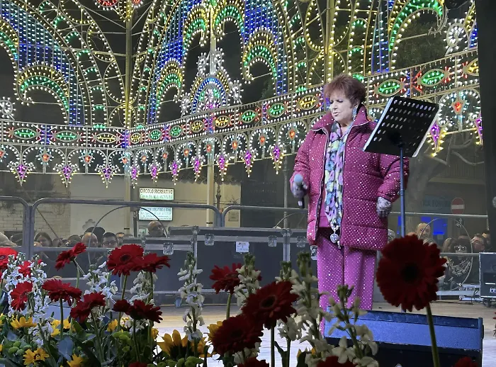Orietta Berti spacca a Santa Croce Camerina, un muro umano in piazza Vittorio Emanuele