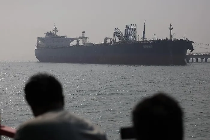 Ora Trump chiede aiuto per "liberare" lo Stretto di Hormuz e minaccia gli alleati riluttanti: mistero sui sette paesi "chiamati" dal presidente Usa