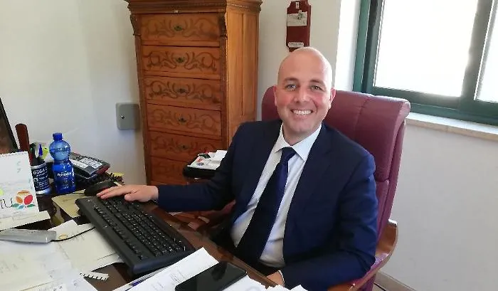 Burgio challenges the regional regulation: the mayor of Serradifalco and son of the regional councilor runs for a third term.