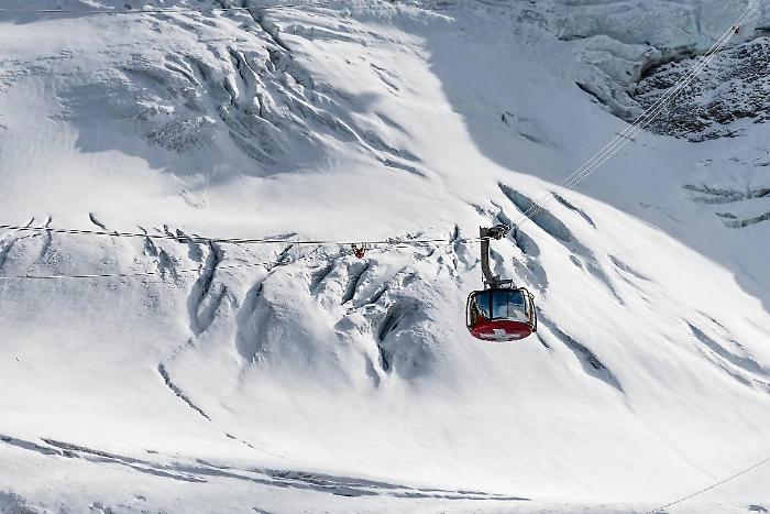 &laquo;La cabina ha iniziato a rotolare&raquo;: precipitata una cabinovia a Engelberg durante raffiche tempestose. Un morto, altri feriti
