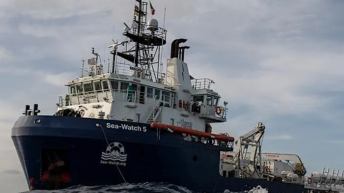 La Sea-Watch 5 ferma in rada a Trapani dopo aver &ldquo;disobbedito&rdquo;: 57 persone a bordo e una scelta che fa discutere l&rsquo;Italia