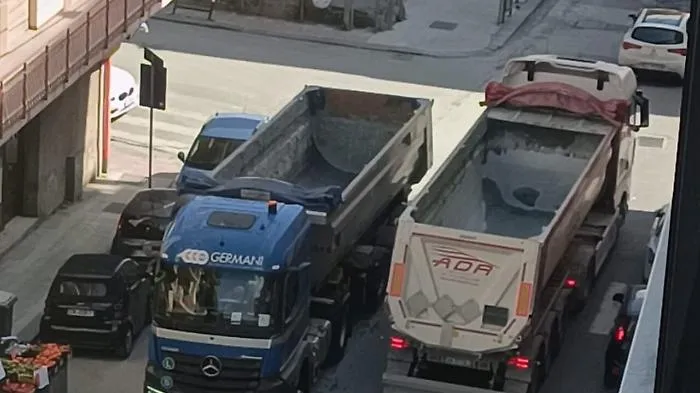 Mezzi pesanti giorno e notte nel Villaggio Unrra: rumore, polveri e promesse disattese