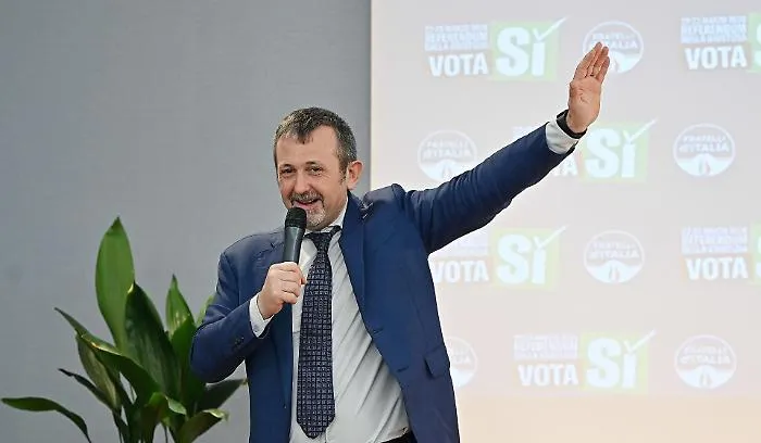 La foto che inguaia Andrea Delmastro abbracciato a Mauro Caroccia: perch&eacute; la presenza del sottosegretario nel Governo potrebbe essere al capolinea