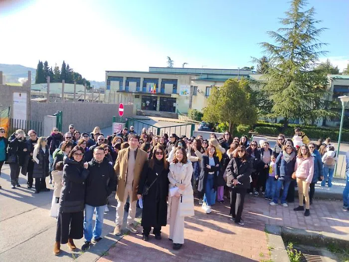 Farmaco salvavita a bimba affetta da diabete dopo mesi dalla richiesta: sit-in davanti alla scuola Santa Lucia