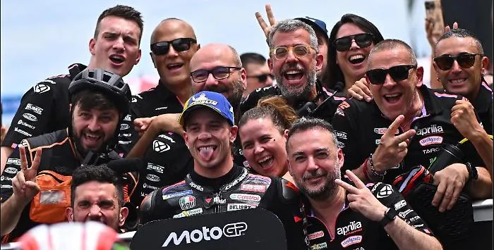 Bezzecchi trionfa e l'Aprilia fa il bis con Martin: l'Italia regna nelle moto