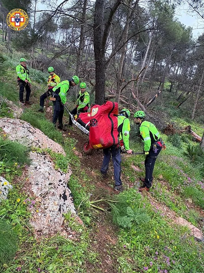 Soccorso alpino recupera 67enne sul Monte Pispisa: caduta e trauma alla spalla sotto la pioggia