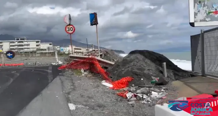 Il lungomare di Furci Siculo dopo il ciclone Jolina