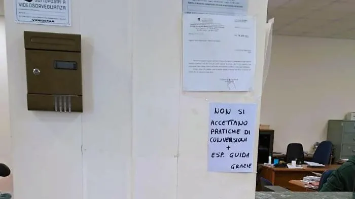 Motorizzazione Siracusa nel caos: scuole guida in rivolta per i ritardi