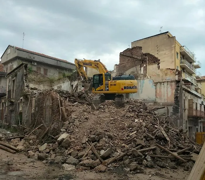 &Egrave; stata avviata la demolizione del palazzo crollato a dicembre in via Naumachia