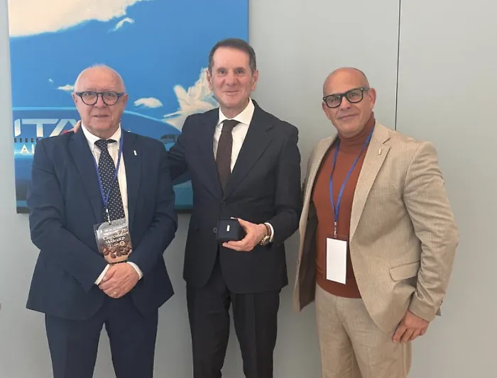 Al presidente di Ita Airways la barretta d'argento del cioccolato di Modica Igp
