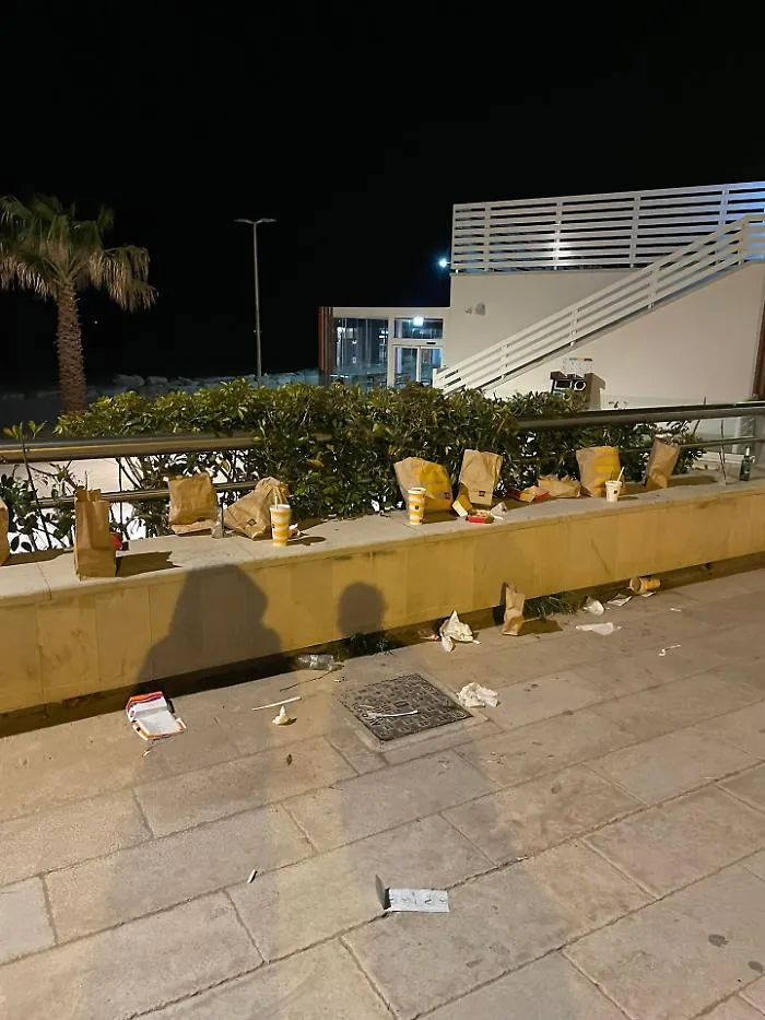 Marina di Ragusa, lo scatto social diventa una denuncia pubblica rivolta a tutti: "E' cos&igrave; che educate i vostri figli?"